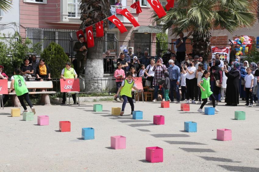 EDREMİT’TE 23 NİSAN COŞKUYLA KUTLANDI