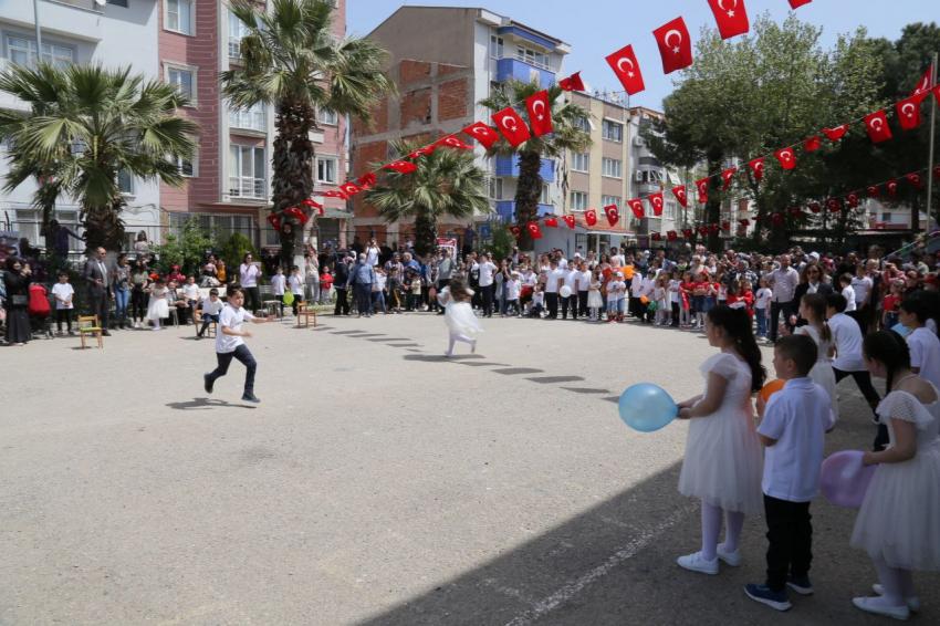 EDREMİT’TE 23 NİSAN COŞKUYLA KUTLANDI