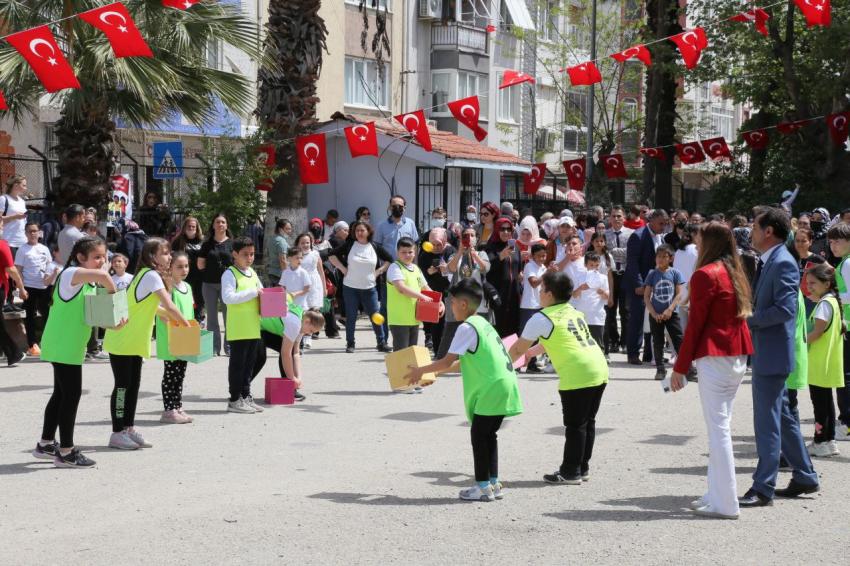 EDREMİT’TE 23 NİSAN COŞKUYLA KUTLANDI