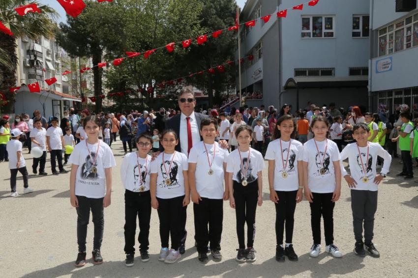 EDREMİT’TE 23 NİSAN COŞKUYLA KUTLANDI