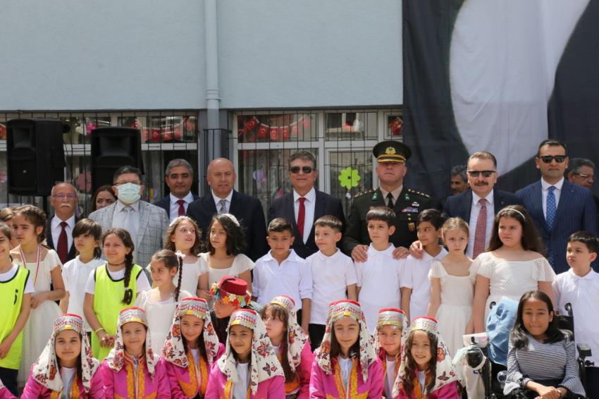 EDREMİT’TE 23 NİSAN COŞKUYLA KUTLANDI