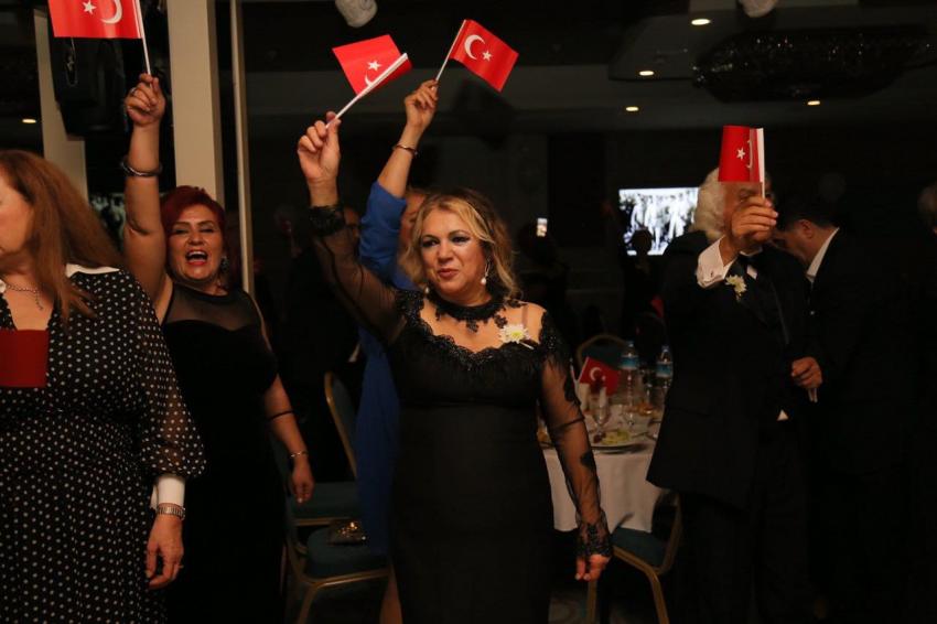 EDREMİT KENT KONSEYİ’NDEN MUHTEŞEM CUMHURİYET BALOSU