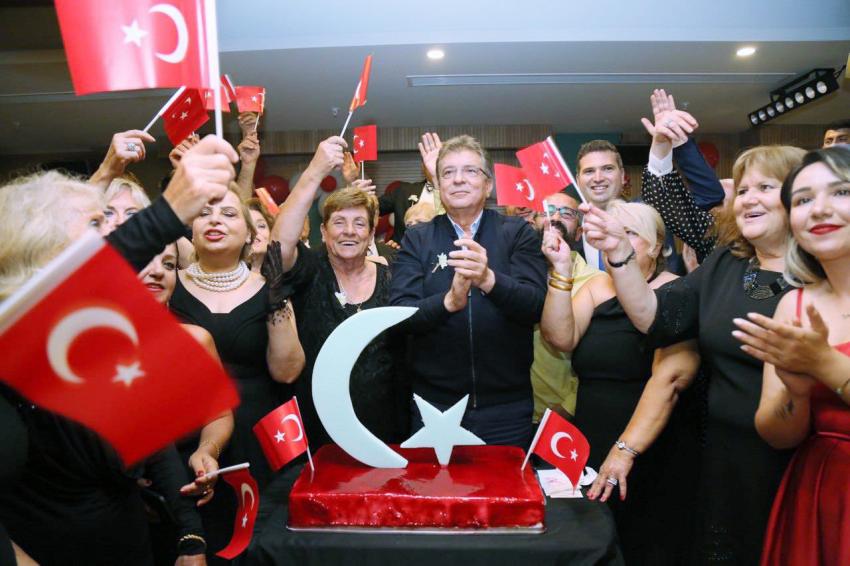 EDREMİT KENT KONSEYİ’NDEN MUHTEŞEM CUMHURİYET BALOSU