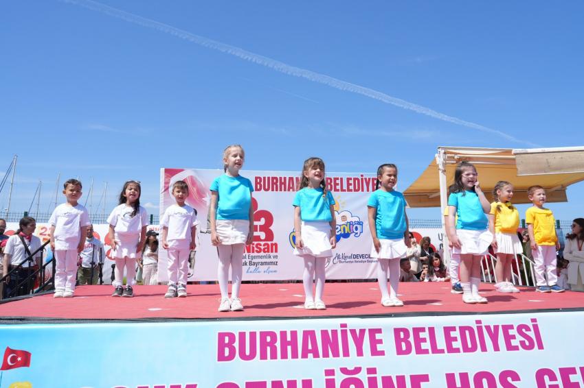 BURHANİYE’DE ÇOCUKLAR BAYRAMLARINI GÖNÜLLERİNCE YAŞADI