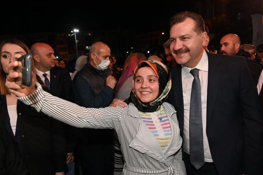 BAŞKAN YILMAZ EDREMIT'TE YÜZLERI GÜLDÜRDÜ