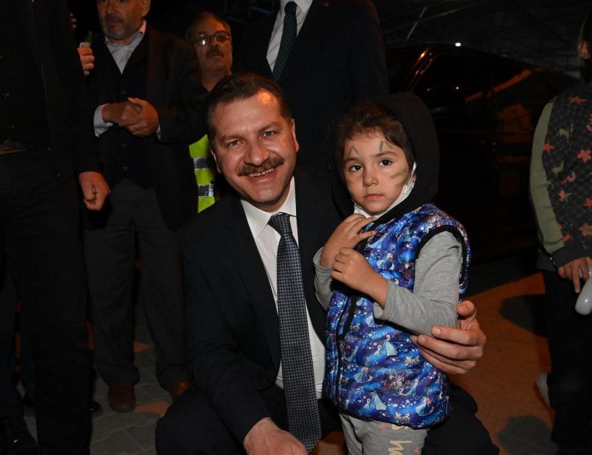 BAŞKAN YILMAZ EDREMIT'TE YÜZLERI GÜLDÜRDÜ