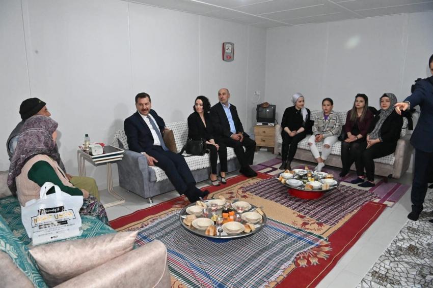 BAŞKAN YILMAZ EDREMIT'TE YÜZLERI GÜLDÜRDÜ