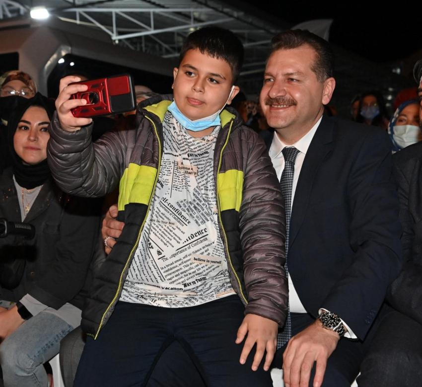 BAŞKAN YILMAZ EDREMIT'TE YÜZLERI GÜLDÜRDÜ