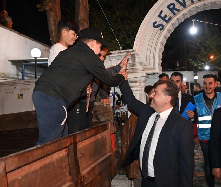 BAŞKAN YILMAZ EDREMIT'TE YÜZLERI GÜLDÜRDÜ