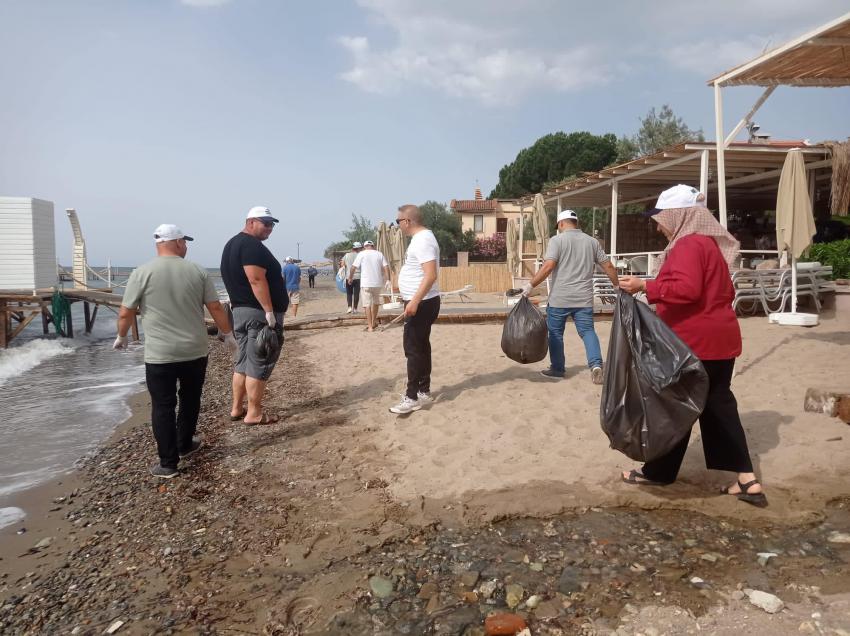 KÜÇÜKKUYU'DA SAHIL TEMIZLIĞI
