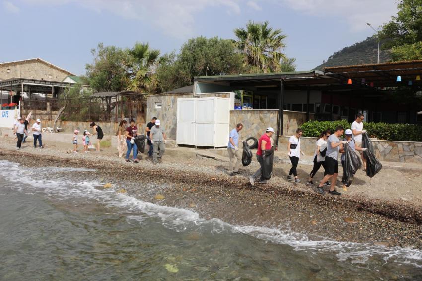 KÜÇÜKKUYU'DA SAHIL TEMIZLIĞI