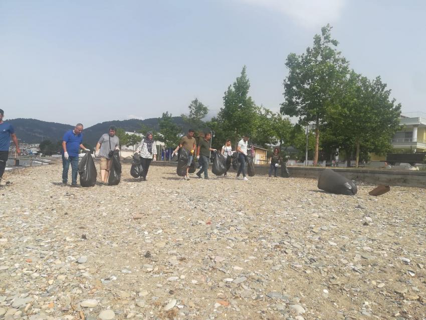 KÜÇÜKKUYU'DA SAHIL TEMIZLIĞI
