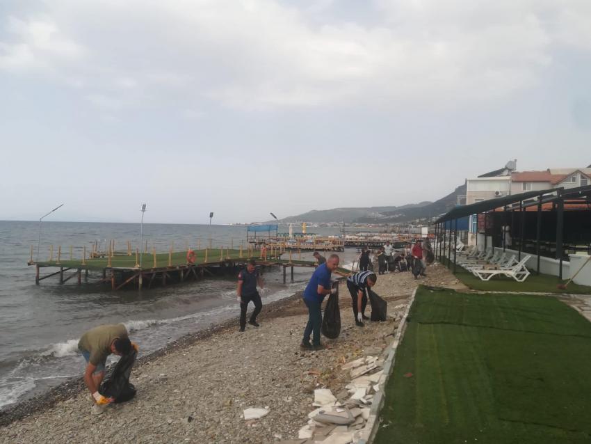 KÜÇÜKKUYU'DA SAHIL TEMIZLIĞI