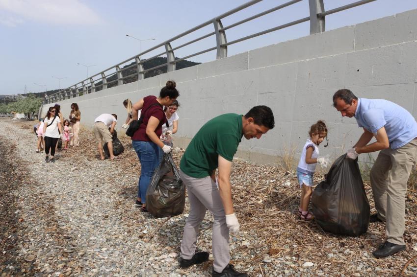 KÜÇÜKKUYU'DA SAHIL TEMIZLIĞI