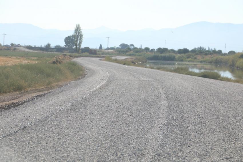 BURHANIYE'DE ASFALT YOLLAR DÜZENLENIYOR