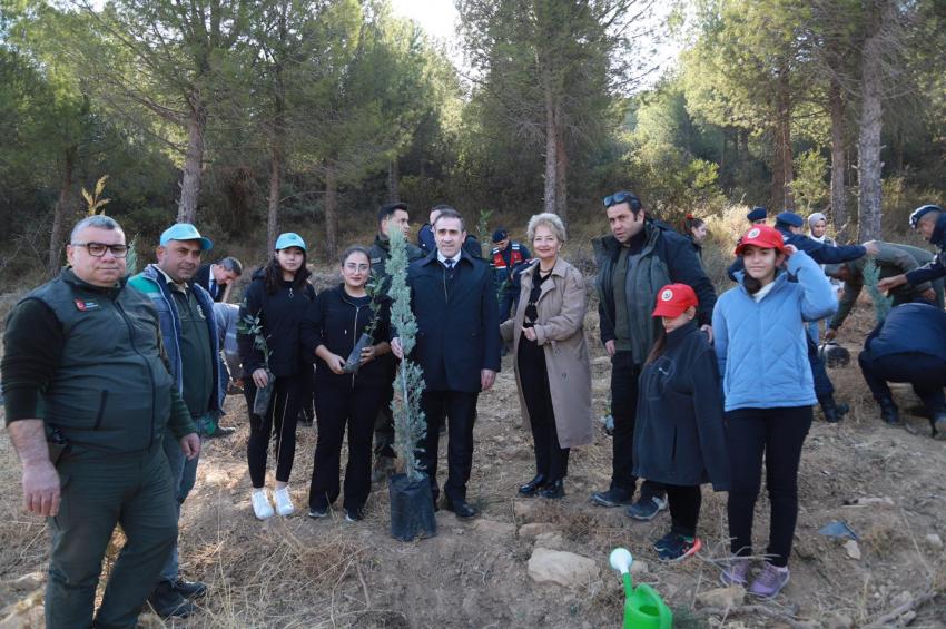 BURHANİYE’DE FİDANLAR TOPRAKLA BULUŞTU