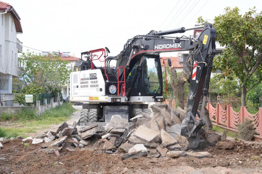 BURHANİYE BELEDİYESİ FEN İŞLERİ EKİPLERİ ÇALIŞMALARINI SÜRDÜRÜYOR