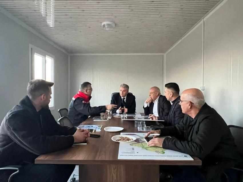 Dr. Mustafa Canbey, Gönen Tarıma Dayalı İhtisas Sera OSB inşaat alanında devam eden çalışmaları yerinde inceledi.