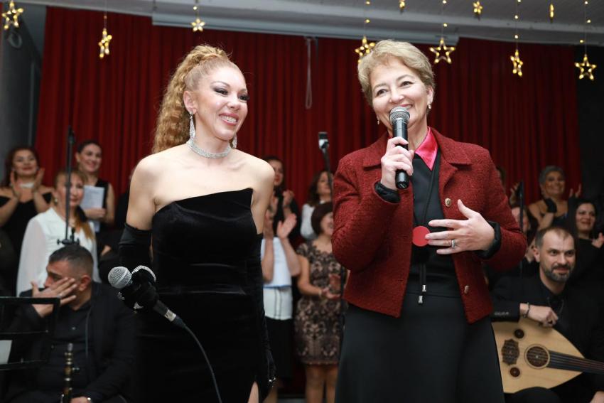 Burhaniye Belediyesi Kadın Korosu İlk Konserini Düzenledi