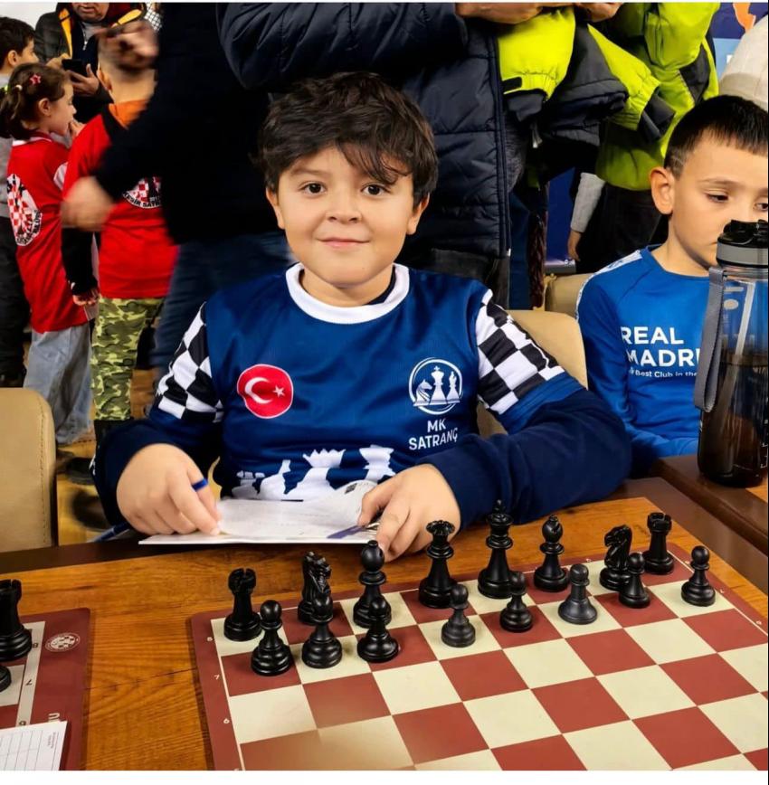 BURHANİYELİ SATRANÇ SPORCULARI EVE KUPA İLE DÖNDÜ