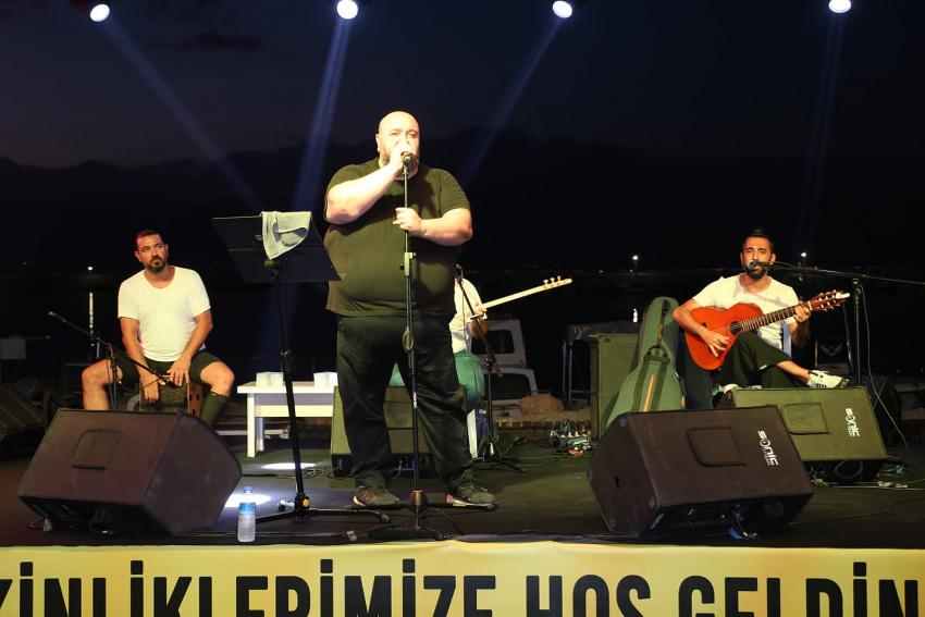 BURHANİYE FESTİVALİNDE 30 AĞUSTOS ZAFER BAYRAMI COŞKUSU