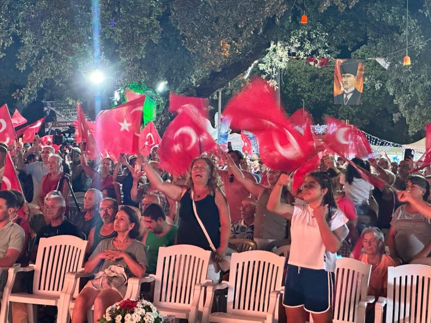 BURHANİYE FESTİVALİNDE 30 AĞUSTOS ZAFER BAYRAMI COŞKUSU