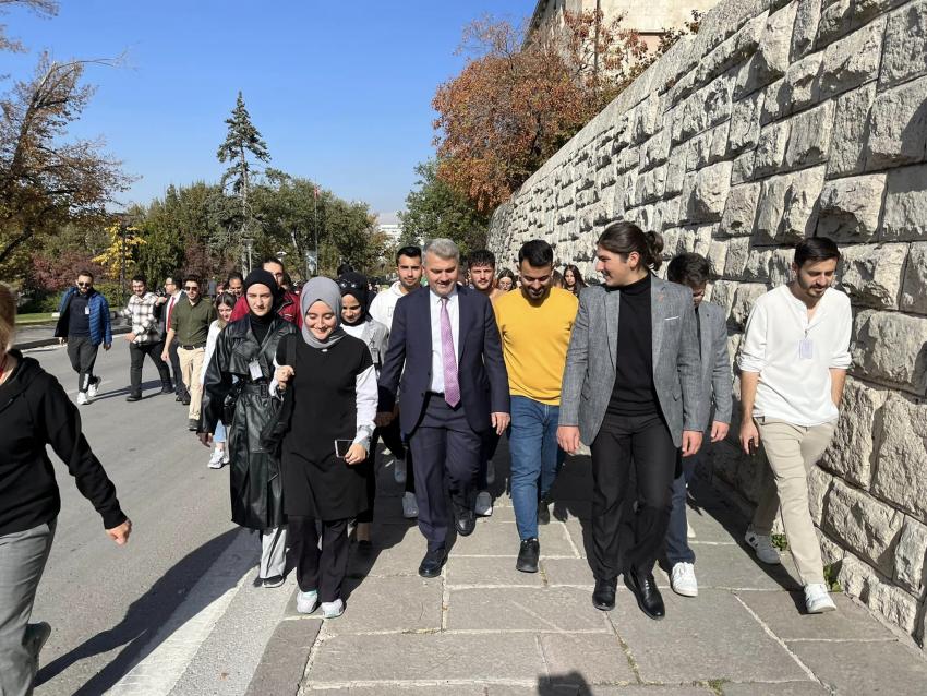 GENÇLER CANBEY’I SEVIYOR