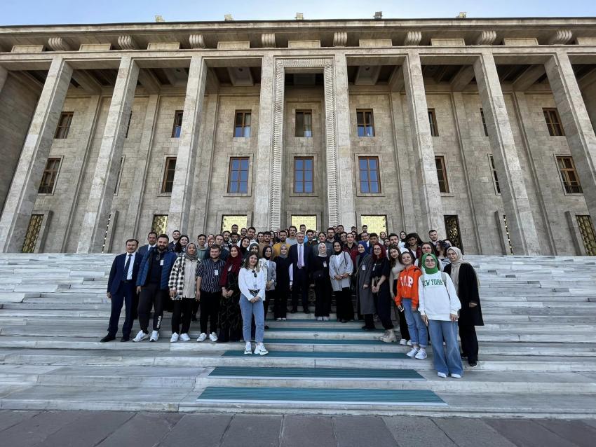 GENÇLER CANBEY’I SEVIYOR