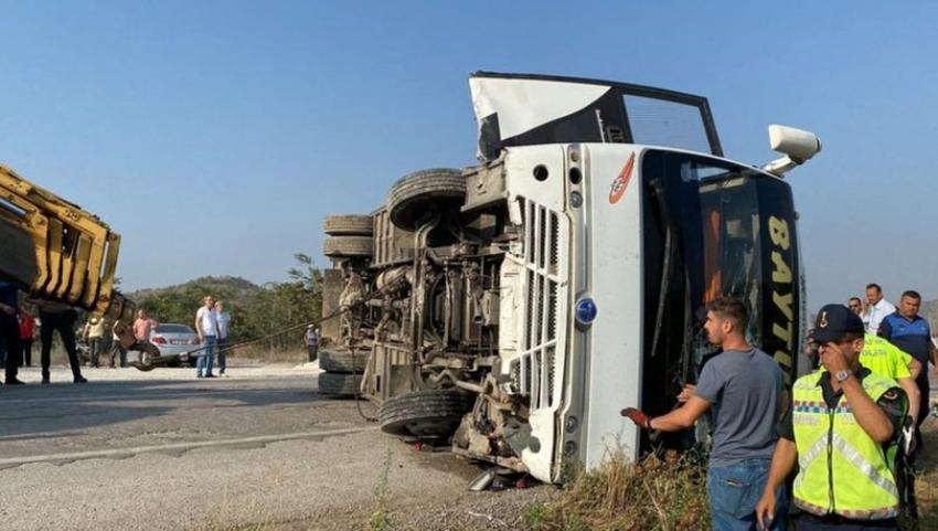 BALIKESIR'DE MIDIBÜS DEVRILDI: 17 YARALI