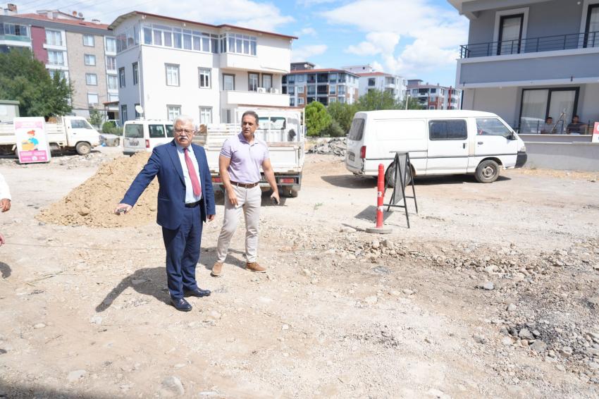 BAŞKAN DEVECİLER PAZARBAŞI CADDESİ’NDE İNCELEMELERDE BULUNDU