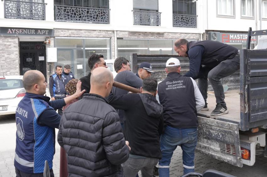 BURHANİYE’DE YOL VE KALDIRIM İŞGALİNE MÜDAHALE