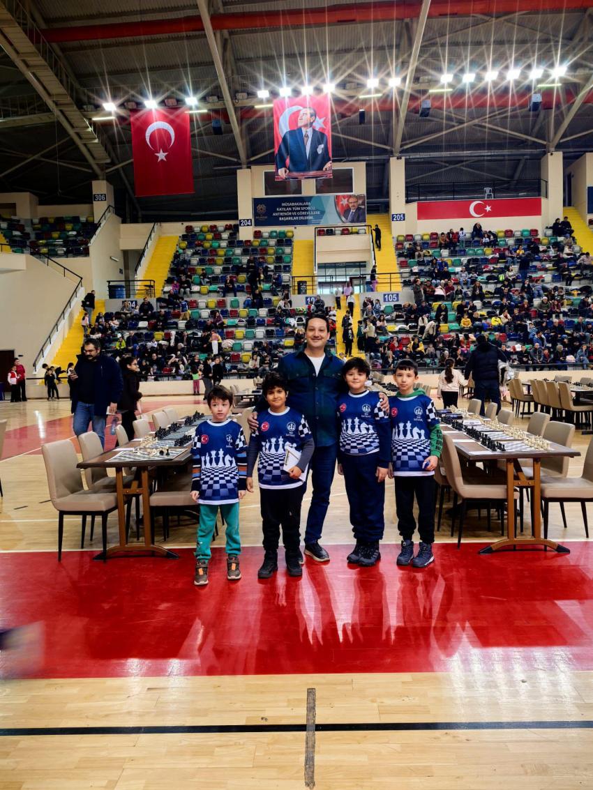 BURHANİYELİ SATRANÇ SPORCULARI EVE KUPA İLE DÖNDÜ