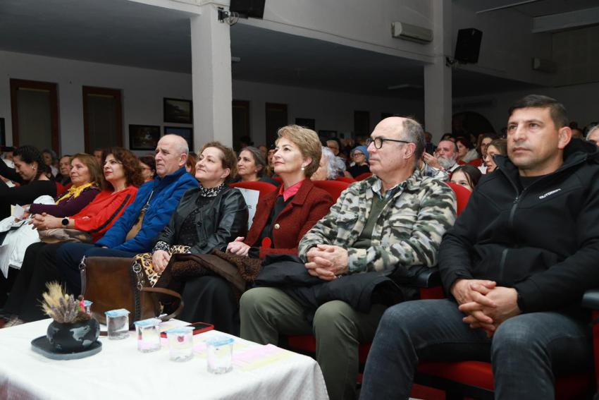 Burhaniye Belediyesi Kadın Korosu İlk Konserini Düzenledi
