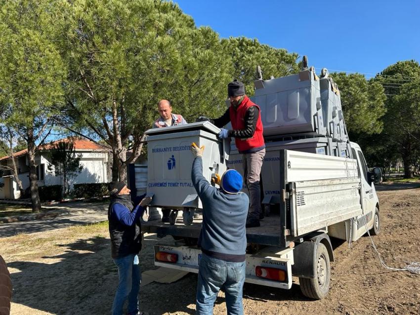 BURHANİYE'DE KONTEYNERLER YENİLENİYOR