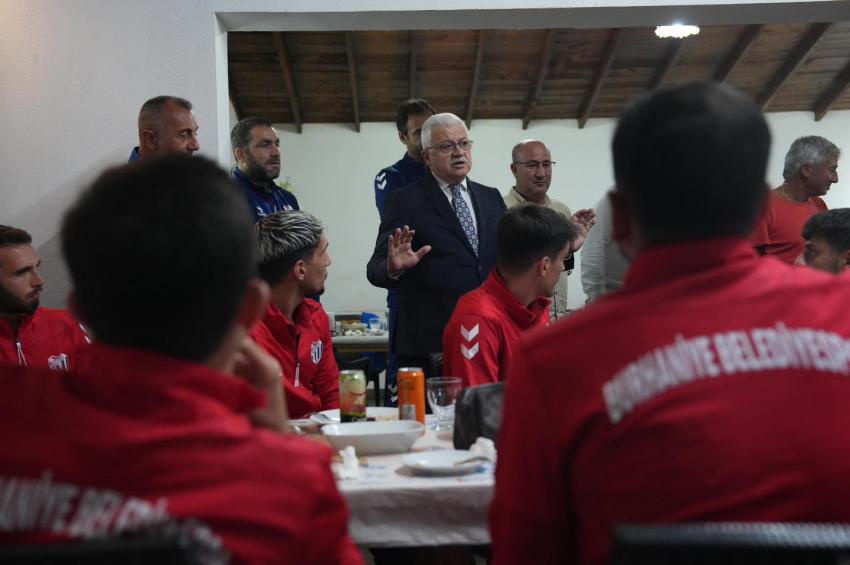 Başkan Deveciler, Burhaniye Belediyespor Futbol A Takımı İle  Yeni Sezon Öncesi Moral Yemeğinde Buluştu