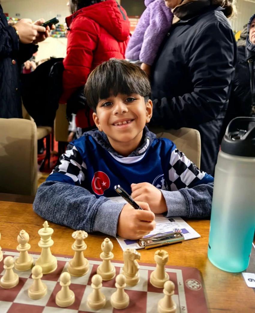 BURHANİYELİ SATRANÇ SPORCULARI EVE KUPA İLE DÖNDÜ