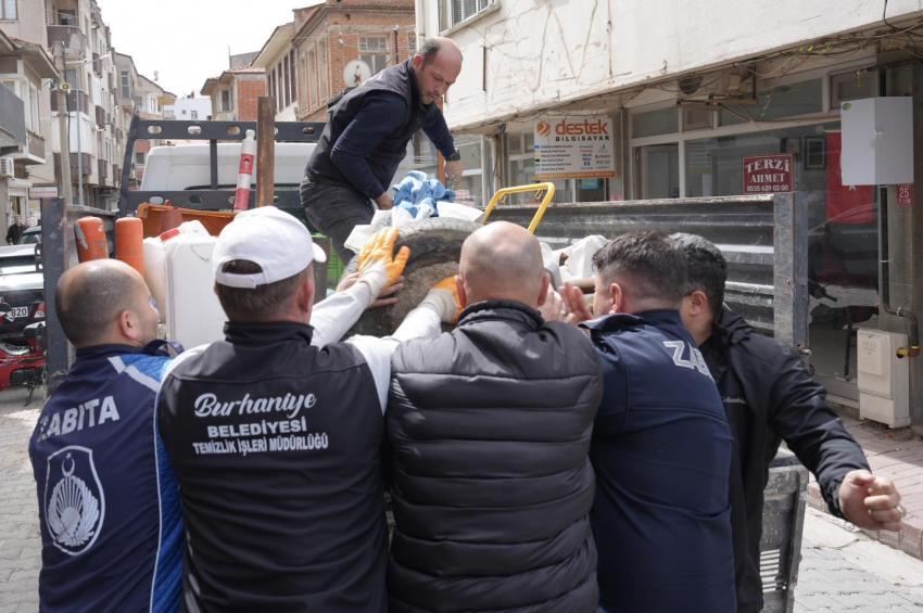 BURHANİYE’DE YOL VE KALDIRIM İŞGALİNE MÜDAHALE