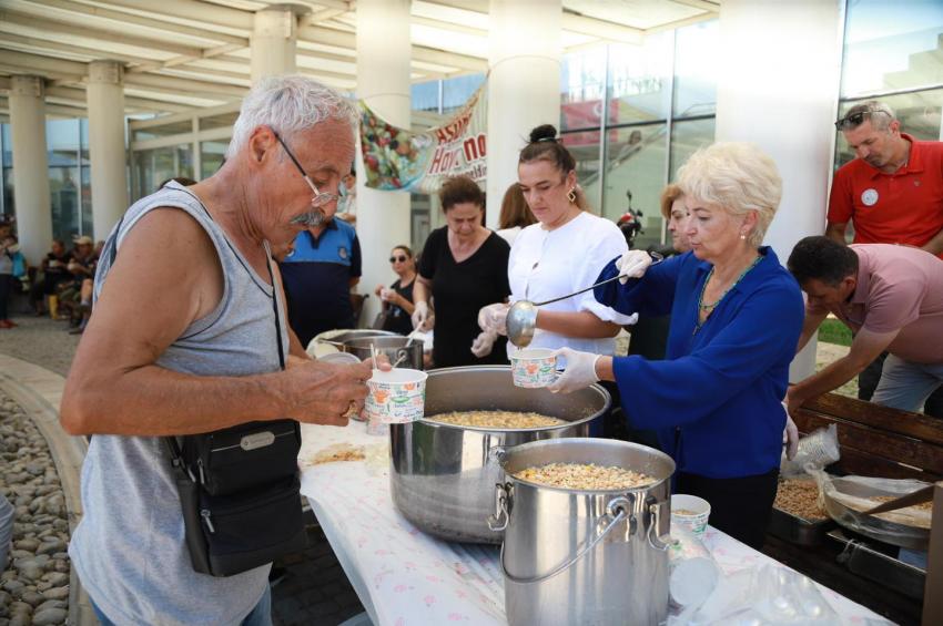 BURHANİYE BELEDİYESİ 3 BİN KİŞİYE AŞURE DAĞITTI