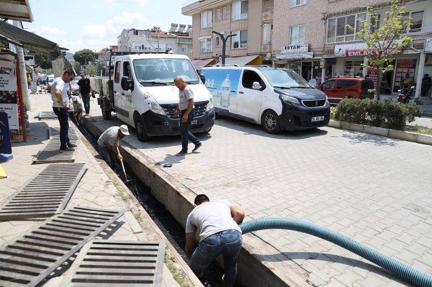 BURHANİYE’DE MAZGAL VE KANAL TEMİZLİĞİ DEVAM EDİYOR