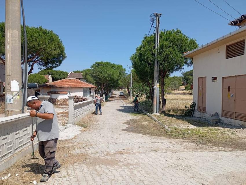 Ayvalık Belediyesi Park ve Bahçeler Ekipleri Kentin Dört Bir Yanında Çalışmalarını Sürdürüyor