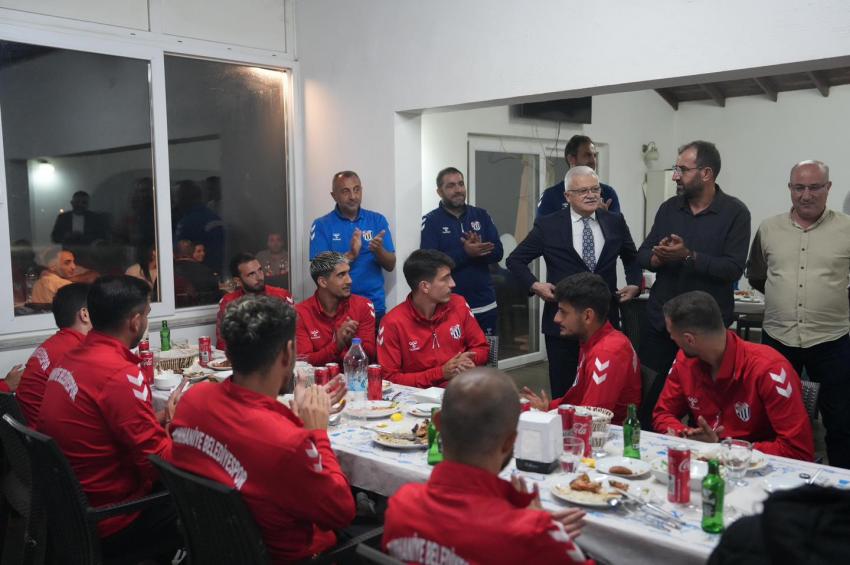 Başkan Deveciler, Burhaniye Belediyespor Futbol A Takımı İle  Yeni Sezon Öncesi Moral Yemeğinde Buluştu