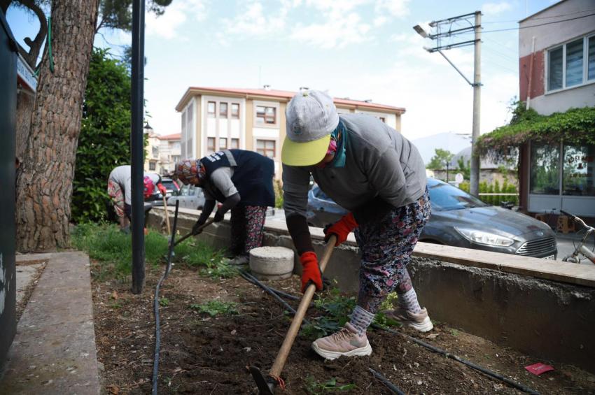 PARK VE BAHÇELER EKİPLERİ ÇALIŞMALARINI SÜRDÜRÜYOR