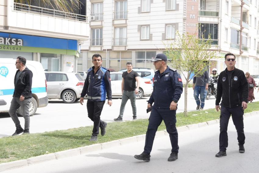 BURHANİYE’DE YOL VE KALDIRIM İŞGALİNE MÜDAHALE