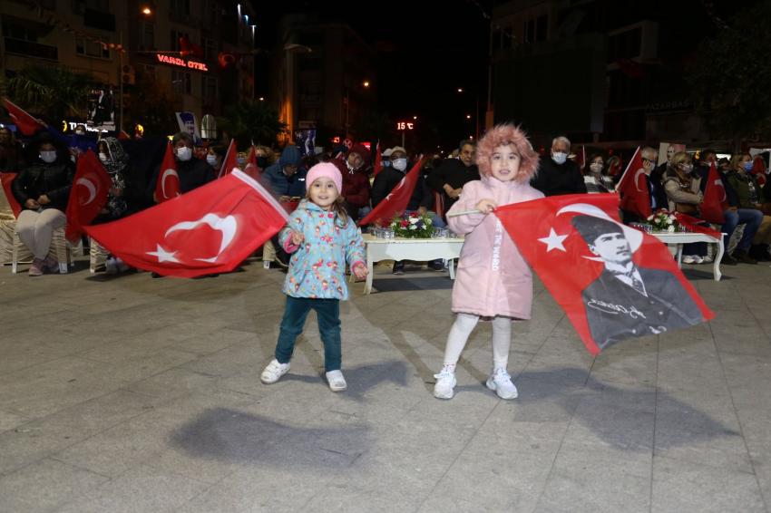 CUMHURİYET COŞKUSU TÜRKÜ AKBAYRAM KONSERİ İLE BAŞLADI