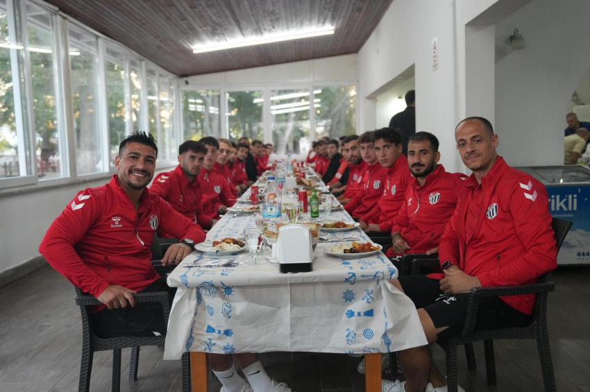 Başkan Deveciler, Burhaniye Belediyespor Futbol A Takımı İle  Yeni Sezon Öncesi Moral Yemeğinde Buluştu