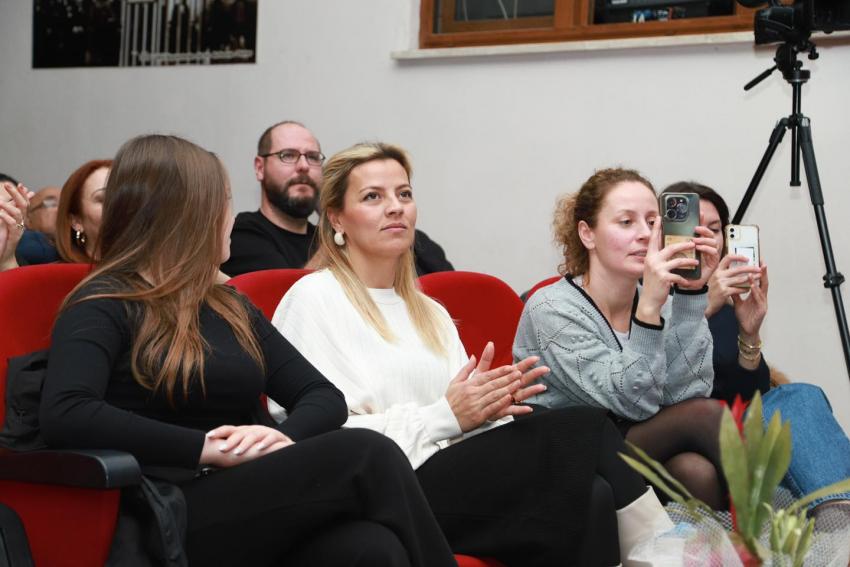 Burhaniye Belediyesi Kadın Korosu İlk Konserini Düzenledi