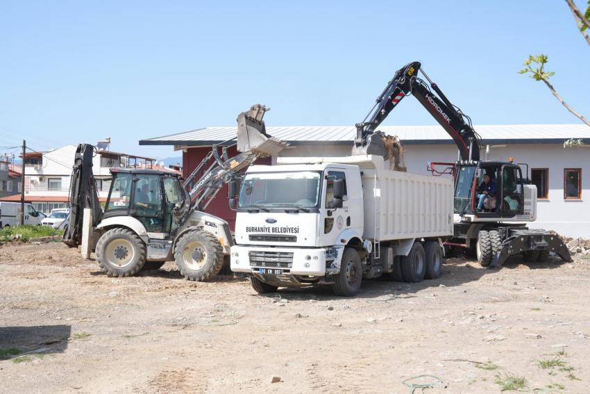 BURHANİYE BELEDİYESİ FEN İŞLERİ EKİPLERİ ÇALIŞMALARINI SÜRDÜRÜYOR
