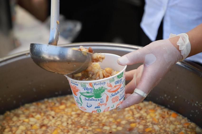 BURHANİYE BELEDİYESİ 3 BİN KİŞİYE AŞURE DAĞITTI