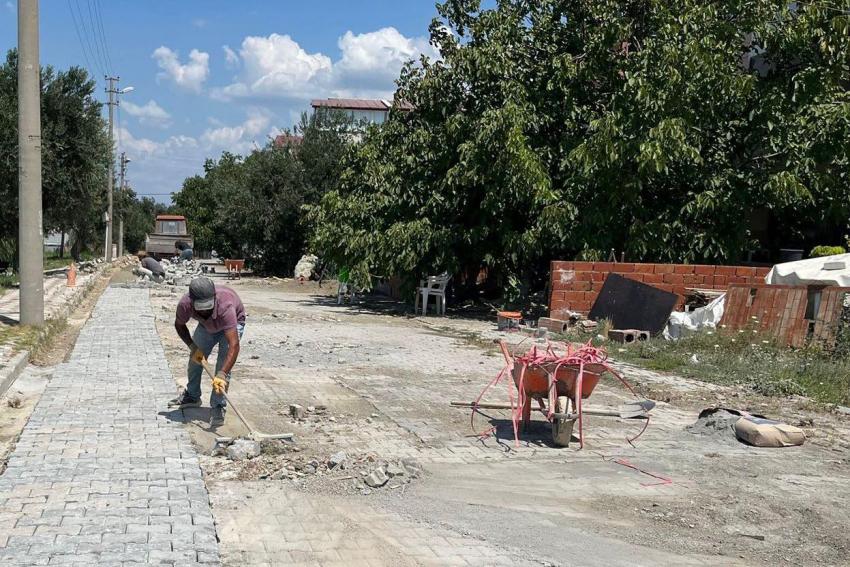 BURHANİYE'DE YOL ÇALIŞMALARI TÜM HIZIYLA DEVAM EDİYOR