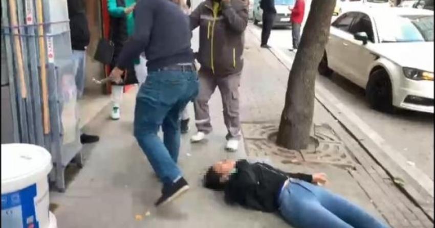 KADINA ŞIDDET GÖRÜNTÜLERI KAN DONDURDU! YUMRUK ATIP YERDE TEKMELEDI